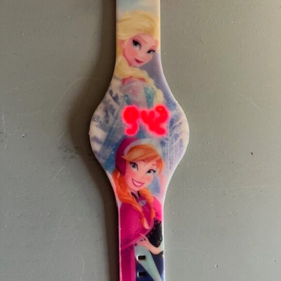 Kid’s Disney Frozen Digital Watch w/ BRAND NEW BATTERY - Picture 2 of 4